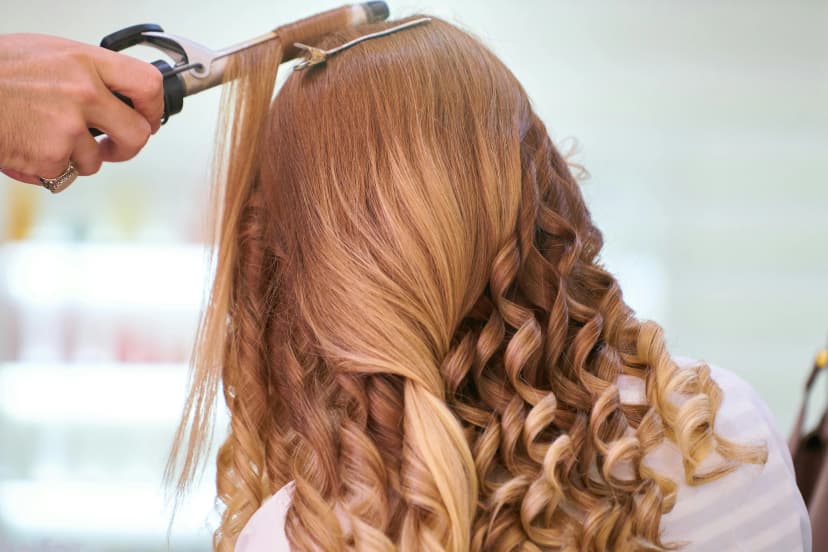 Coiffeuse coupant les cheveux d’une cliente