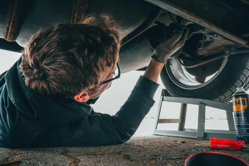 Mécanicien dans un garage