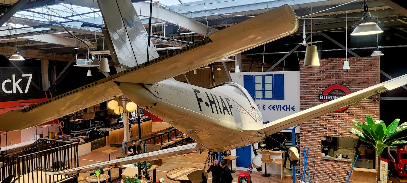 Avion dans le food court